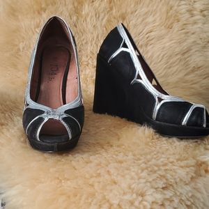 Leather/suede peep toe wedges